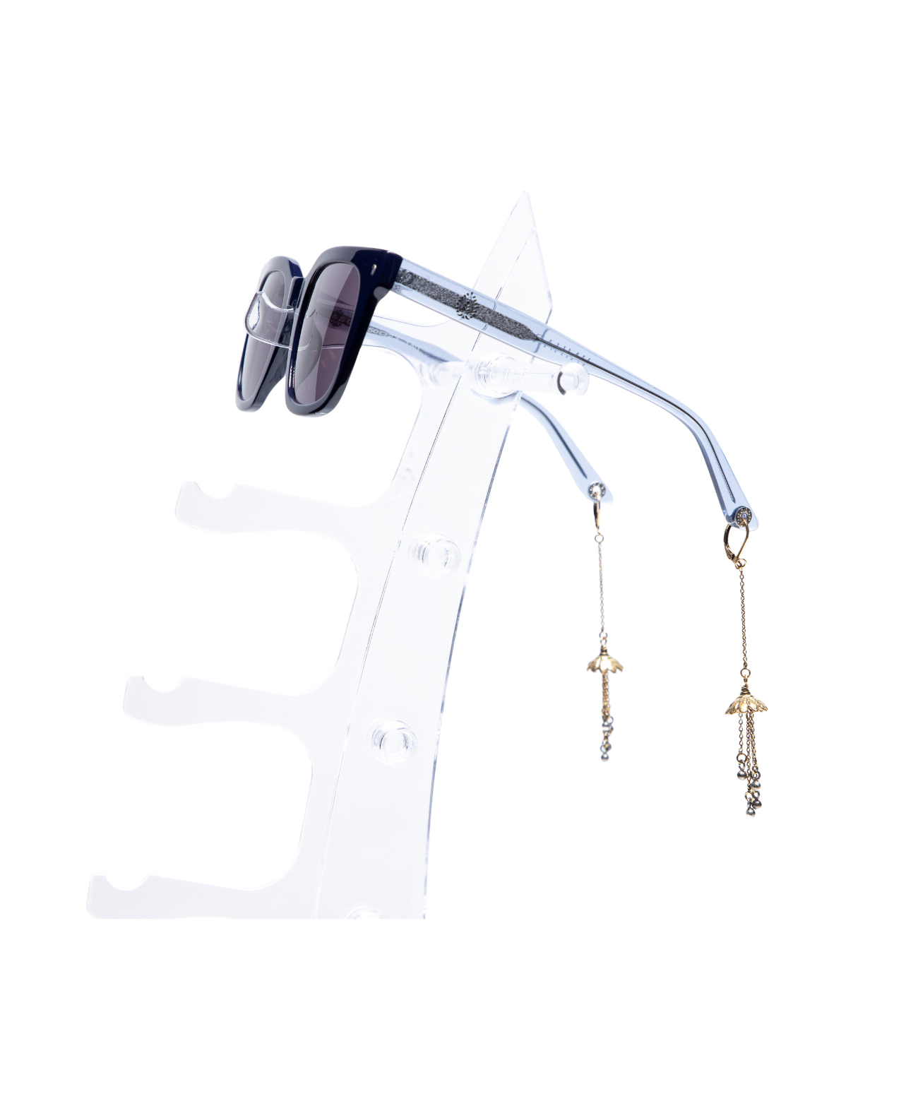 Sunglasses with decorative key-shaped earrings